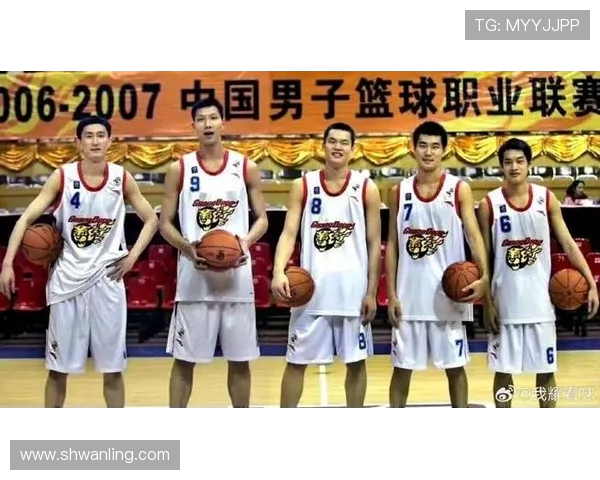 周鹏：从篮球场上的传奇到生活中的奋斗者，见证青春与梦想的交汇点