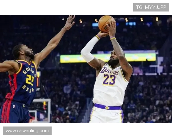 热火与湖人对决莫里斯表现抢眼引发球迷热议 热火与湖人对决莫里斯表现抢眼引发球迷热议